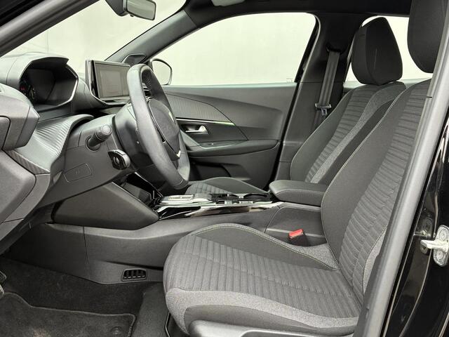 Peugeot e-2008 EV Active 54 kWh / SOH 97,75% / 8 Jaar Fabrieksgarantie / Dealer Onderhouden / 3-fase/Snelladen / Navigatie /