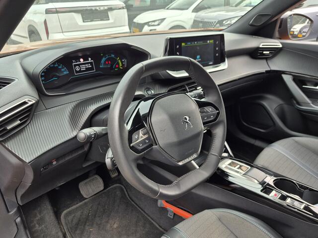 Peugeot e-2008 EV Allure 50 kWh | 3- Fase | Parkeersensoren | Climate Control | Cruise Control | Navigatie via Apple Carplay of Android Auto |