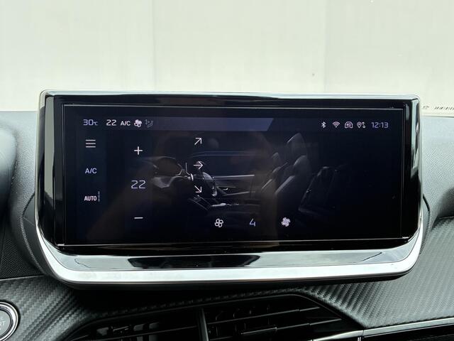 Peugeot e-2008 EV Allure Avantage 54 kWh / SOH 96% / Fabrieksgarantie t/m 5-2027 / Adaptieve Cruise Control / Achteruitrijcamera / Bluetooth / Navigatie / Apple carplay/Android auto /