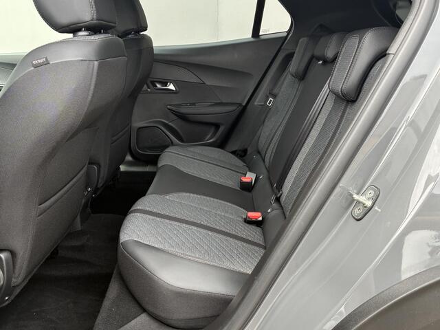 Peugeot e-2008 EV Allure Avantage 54 kWh / SOH 96% / Fabrieksgarantie t/m 5-2027 / Adaptieve Cruise Control / Achteruitrijcamera / Bluetooth / Navigatie / Apple carplay/Android auto /