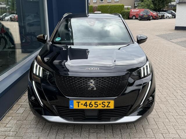Peugeot e-2008 EV GT | Volledig Elektrisch | Automaat | 3 Fase Lader | Volledig Nappa Lederen Bekleding | Navigatie | Adaptieve Cruise Control | 3D i-Cockpit | Camera | Climate Control | Stoelverwarming | Full LED Koplampen | Keyless Entry | Dode Hoek Detectie | 17" Lic