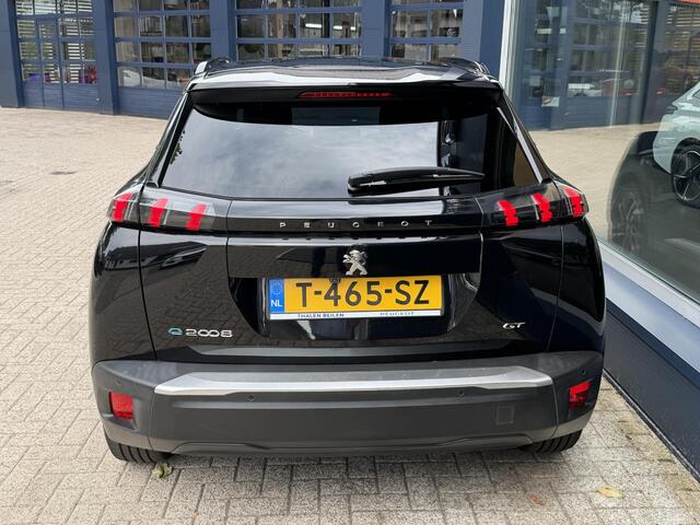 Peugeot e-2008 EV GT | Volledig Elektrisch | Automaat | 3 Fase Lader | Volledig Nappa Lederen Bekleding | Navigatie | Adaptieve Cruise Control | 3D i-Cockpit | Camera | Climate Control | Stoelverwarming | Full LED Koplampen | Keyless Entry | Dode Hoek Detectie | 17" Lic