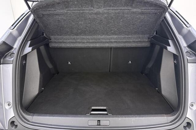 Peugeot e-2008 EV GT 54 kWh | Achteruitrijcamera | Parkeersensoren | Adaptive cruise control | Wireless charging | Navigatie | Airco | Climate control | Stuurbediening | Interieurverlichting | Half stof/leer bekleding | Verkeersbord detectie