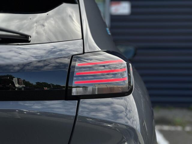 Peugeot e-208 EV Allure 51 kWh | Adaptive Cruise Control | Climate Control | Parkeercamera/-sensoren | Full LED | Navigatie | Keyless Start | Apple Carplay/Android Auto | Dodehoek | Draadloze telefoonlader |