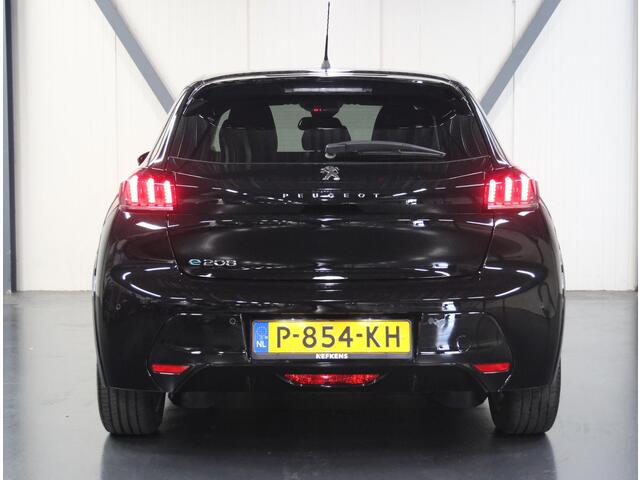 Peugeot e-208 EV Allure 50 kWh 136PK | AppleCarplay/Android Auto | Armsteun | Navigatie | Parkeersensoren | FULL LED | Stoelverwarming | Climate Control | Cruise Control | LMV | Isofix | Privacy Glass |