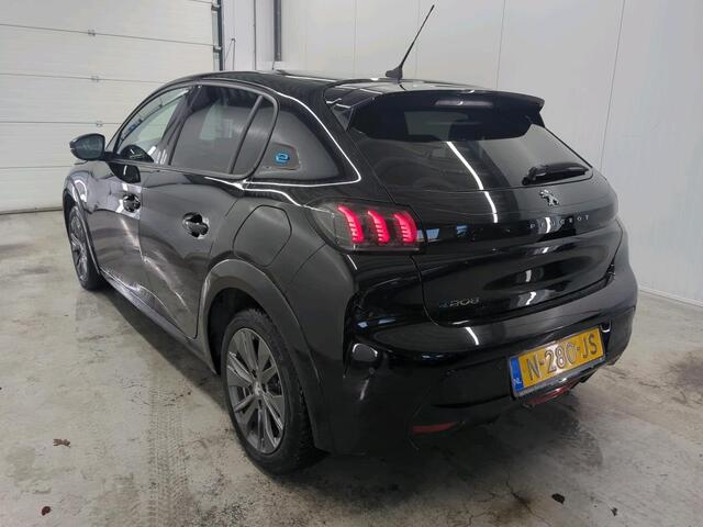 Peugeot e-208 EV Allure Pack 50 kWh Airco ECC Navi Carplay PDC VA + Camera Stoelverwarming Full LED LM Velgen Virtual Cockpit Cruise Control