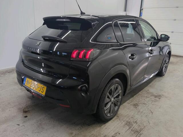 Peugeot e-208 EV Allure Pack 50 kWh Airco ECC Navi Carplay PDC VA + Camera Stoelverwarming Full LED LM Velgen Virtual Cockpit Cruise Control
