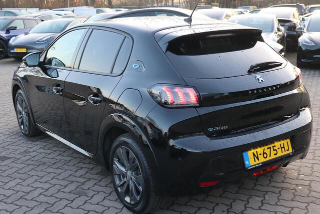 Peugeot e-208 EV Allure Pack 50 kWh Apple Carplay, Cruise control, Camera, Climate control, Lichtmetalen wielen