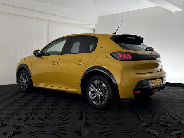 Peugeot e-208 EV Allure Pack 50 kWh (3-Fase-11kW) {SOH-89%} Aut.*HEATPUMP | LEATHER-FABRIC | FULL-LED | DIGI-COCKPIT | BLINDSPOT | CAMERA | AMBIENTLIGHT | NAVI-FULLMAP | LANE-ASSIST | KEYLESS | DAB | PRIVACYGLASS | HEATED-SPORTSEATS | CARPLAY | 16"ALU