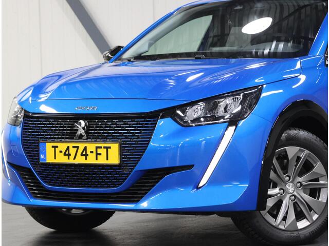 Peugeot e-208 Allure Pack 50kWh 136PK | 1ste eigenaar | LEER/Stof | AppleCarPlay/AndroidAuto | AUTOMAAT | 3 FASE | LED lampen | LMV | Navigatie | Camera | Climate Control | Cruise Control | Isofix | Privacy Glass |