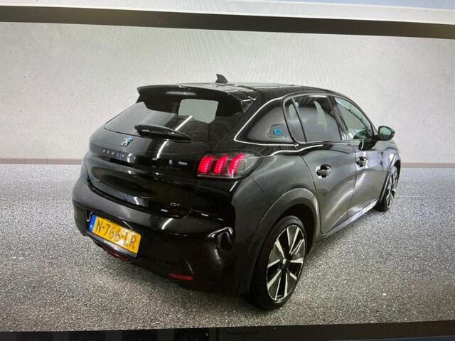 Peugeot e-208 EV GT Pack 50 kWh PANODAK / STOELVERW. / CAMERA / GROOT.NAVI