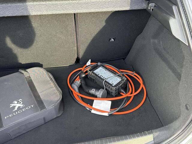 Peugeot e-208 EV GT Pack 50 kWh VAN ¤ 17.900,- VOOR ¤ 16.440,- UW LENTEVOORDEEL ¤ 1.460,-! | 3- FASE LADER | STOELVERWARMING | CAMERA | PANOROMA DAK | RIJKLAAR 12 MND BOVAG GARANTIE |