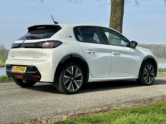 Peugeot e-208 EV GT 350 50 kWh | Panoramadak | Stoelverwarming | Apple carplay | LED | 3-fase | Camera