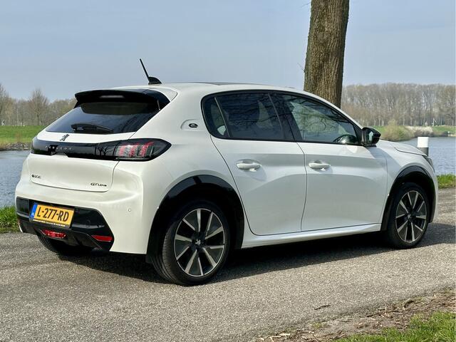 Peugeot e-208 EV GT 350 50 kWh | Panoramadak | Stoelverwarming | Apple carplay | LED | 3-fase | Camera