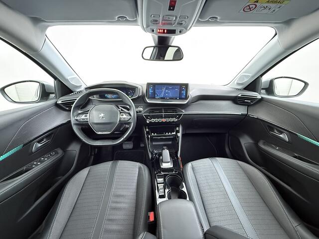 Peugeot e-208 EV SOH 92,5% Panoramadak Stoelverwarming 3D-Navi 360°Camera Apple Carplay Android Auto Ecc Cruise Control Pdc Keyless 50kWh Allure Led Lmv Privacy Glas Isofix DAB+ Bluetooth Regen-Lichtsensor Lane Assist Dealeronderhouden Origineel Nederlandse Auto