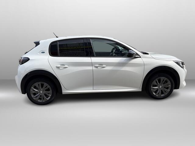 Peugeot e-208 EV Allure Pack 50 kWh Facelift model | 3 fase lader | Apple Android | Navi | Camera | Luxe uitvoering!