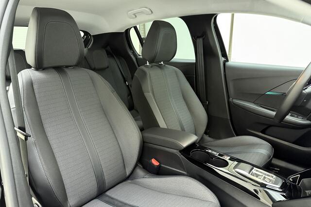 Peugeot e-208 EV Allure 50 kWh | Stoelverwarming | Cruise control | Airco | Navigatie | Parkeersensoren | Laadkabel inbegrepen | Centrale deurvergrendeling | forward collision warning-systeem