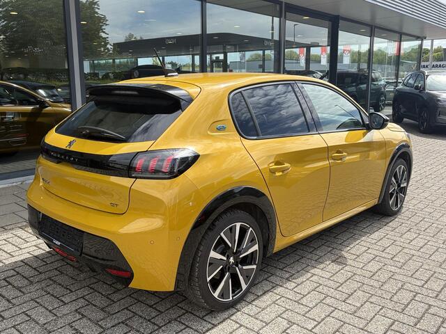Peugeot e-208 EV GT 50 kWh | 7800 KM | Stoelverwarming | Adaptive Cruise | Dodehoeksensoren | LM Winterset