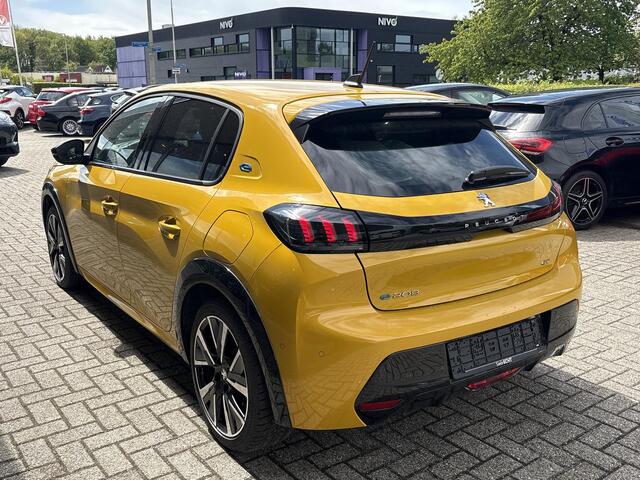 Peugeot e-208 EV GT 50 kWh | 7800 KM | Stoelverwarming | Adaptive Cruise | Dodehoeksensoren | LM Winterset