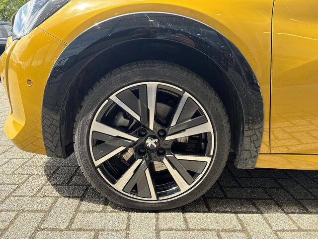 Peugeot e-208 EV GT 50 kWh | 7800 KM | Stoelverwarming | Adaptive Cruise | Dodehoeksensoren | LM Winterset