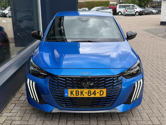 Peugeot e-208 EV GT Avantage 51 kWh 156 PK | Nieuwe Auto | Tot 8 jaar Garantie | Alcantara Stoelen met Verwarming en Massage | Navigatie | Adaptieve Cruise Control | 360 Graden Camera | Full LED Verlichting | 400 Km WLTP Range | 17" Lichtmetalen Velgen | Parkeersensore