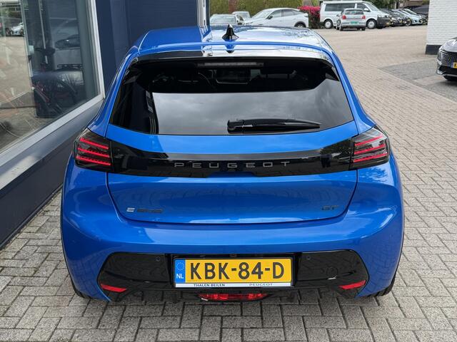 Peugeot e-208 EV GT Avantage 51 kWh 156 PK | Nieuwe Auto | Tot 8 jaar Garantie | Alcantara Stoelen met Verwarming en Massage | Navigatie | Adaptieve Cruise Control | 360 Graden Camera | Full LED Verlichting | 400 Km WLTP Range | 17" Lichtmetalen Velgen | Parkeersensore