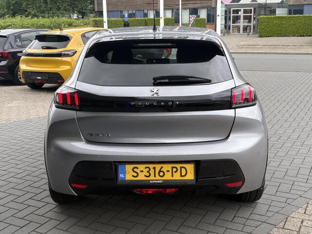 Peugeot e-208 EV Allure Pack 50 kWh | 98,7% SOH! | Achteruitrijcamera | Cruise Control | Navigatie | LM Velgen |