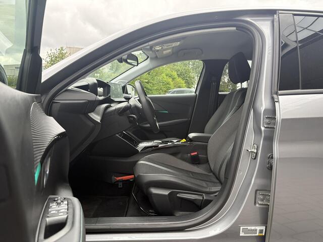Peugeot e-208 EV Allure Pack 50 kWh | 98,7% SOH! | Achteruitrijcamera | Cruise Control | Navigatie | LM Velgen |