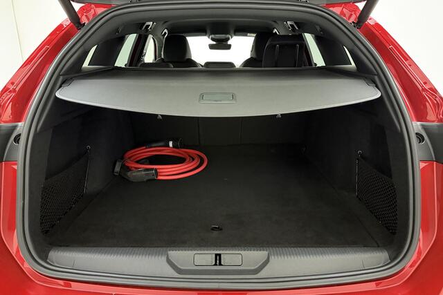 Peugeot e-308 SW GT EV 54 kWh | 360 graden camera's | Sportuitvoering | Adaptive cruise | Elektrische achterklep | Stuurverwarming | Afneembare trekhaak | Hill hold | Dodehoekdetectie | Climate control