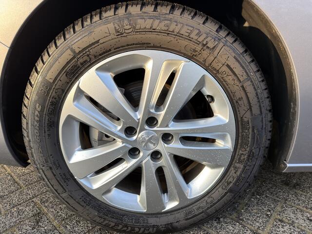 Peugeot e-Expert DC 75 kWh (Stoelverwarming - 2x Schuifdeuren - Keyless Entry - Laadruimte betimmering - Automatische Airco - Navigatie - Parkeersensoren V+A - Apple Carplay)