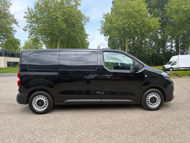 Peugeot e-Expert L2 75 kWh 136pk | 8 jaar garantie | 0% financial lease | NAVI | Apple Carplay | Android Auto | Parkeersensoren voor- en achter | Achteruitrijcamera | Dode hoek detectie | Mistlampen | Licht- en regensensor | Automatische verlichting | Digital cockpit | Tu