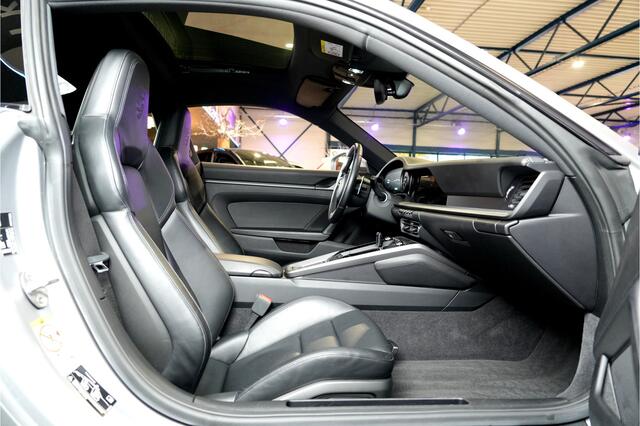 Porsche 911 3.0 Carrera PDK8 INNODRIVE + PANORAMADAK + ADAPT.CRUISE + KRIJT STIKSELS + CAMERA + LICHT DESIGN + STUURBEKRACHTIGING PLUS + SPORTSTOELEN + SPORTUITLAAT + STUUR-&STOELVERWARMING + PDLS + PRIVACY GLASS + PARKSENSOREN V&A + 21"/20" RS SPYDER LM-VELGEN!!
