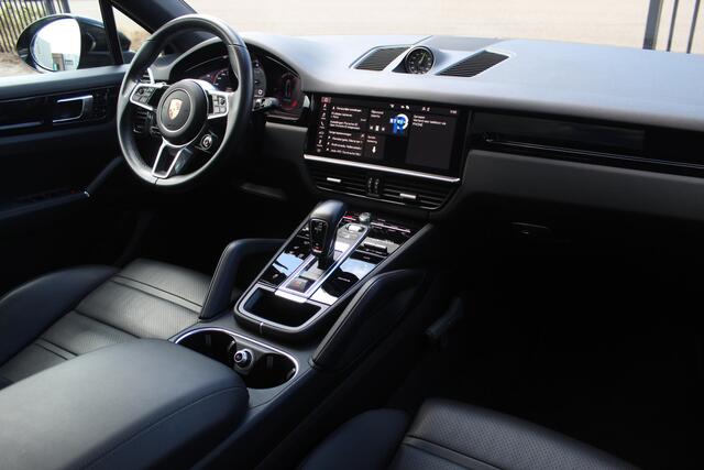 Porsche CAYENNE Coupé 3.0 E-Hybrid Orig.NL auto/Panoramadak/Sportchrono/Adaptive cruise control/Achteruitrijcamera/Parkeersensoren rondom/Elektrisch verstelbare stoelen met memory/Dodehoek detectie/Active suspension management/Stoelverwarming + koeling/21'' Lichtmetalen 