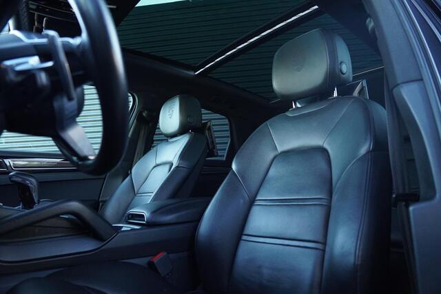 Porsche CAYENNE 3.0 E-Hybrid / Pano / Massage / Trekhaak / Luchtvering / Rear Seat Entertainment