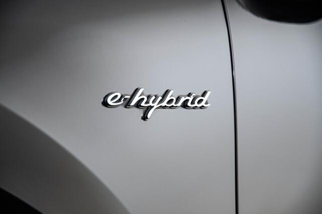 Porsche CAYENNE 3.0 E-Hybrid Panoramadak - Comfortstoelen - Stuurbekrachtiging Plus - Sport Chrono Pakket - Sound systeem BOSE - Head Up - Parkassist voor/achter - 3D Surround View - Luchtvering -