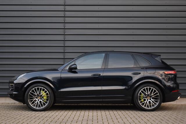 Porsche CAYENNE 3.0 E-Hybrid 462pk | Panoramadak | Trekhaak | 360 Camera | Sport Chrono | Bose | Stuurverwarming | Luchtvering | Orig. NL |