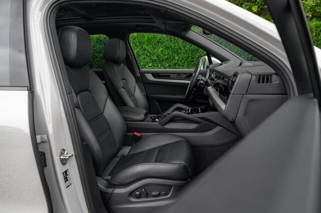 Porsche CAYENNE 3.0 E-Hybrid 470pk | Krijt | 22" | Lucht | InnoDrive | BOSE | SoClo