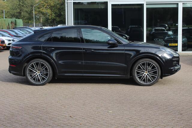 Porsche CAYENNE Coupé 3.0 E-Hybrid / Trekhaak / Panoramadak / Camera / 22'' / CarPlay / Sportdesign+Chrono / Luchtvering / Bose / Dodehoek / Stoelverwarming / DAB / ACC