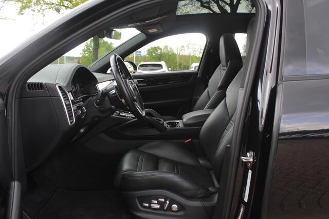 Porsche CAYENNE Coupé 3.0 E-Hybrid / Trekhaak / Panoramadak / Camera / 22'' / CarPlay / Sportdesign+Chrono / Luchtvering / Bose / Dodehoek / Stoelverwarming / DAB / ACC