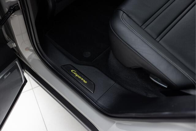 Porsche CAYENNE Coupé 3.0 E-Hybrid | Chalk grey | Burmester Audio |