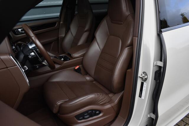 Porsche CAYENNE Coupé 3.0 E-Hybrid 462pk SportDesign | Pano | 22'' Wielen | ACC | Softclose | Bose | Stoelventilatie | Head-Up | 360 Camera |