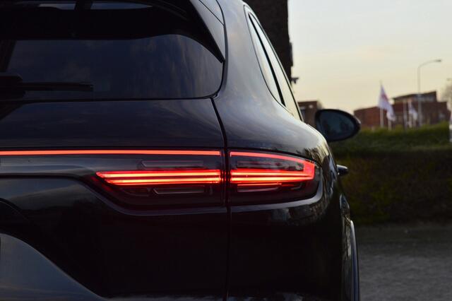 Porsche CAYENNE 3.0 E-Hybrid Rijklaarprijs-Garantie Panoramadak Martrix Leder Bose Sfeer verlichting
