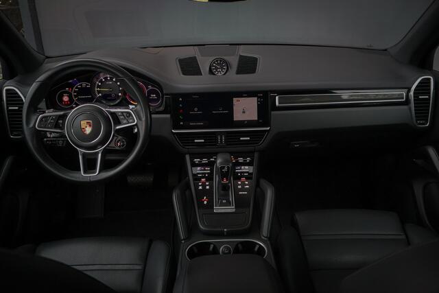 Porsche CAYENNE 3.0 E-Hybrid | NP ¤ 222.577,- | KERAMISCHE REMMEN | 40K TECHART | CLANCK AUDIO | FULL PPF | PASM | PDCC | PCCB | PDLS+ | PANORAMADAK | SOFTCLOSE | ADAPTIVE CRUISE | ACHTERASBESTURING | SPORTUITLAAT | SPORTDESIGN CARBON | STOELKOELING/VERWARMING VOOR & AC 