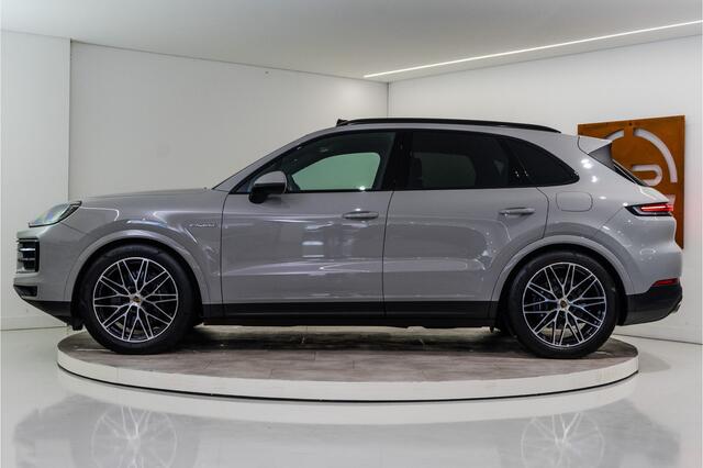 Porsche CAYENNE 3.0 E-Hybrid 470PK | Krijt | Pano | InnoDrive | Sfeer | Bose | Lucht | 12 MND Garantie