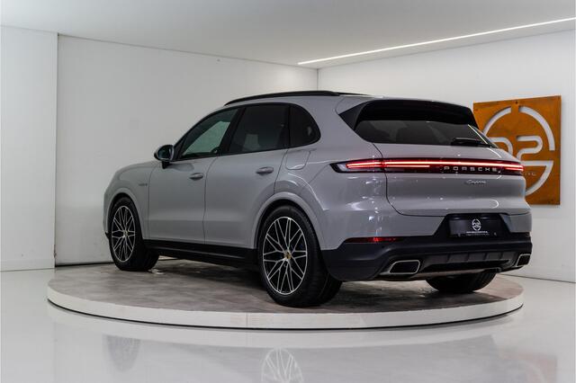 Porsche CAYENNE 3.0 E-Hybrid 470PK | Krijt | Pano | InnoDrive | Sfeer | Bose | Lucht | 12 MND Garantie