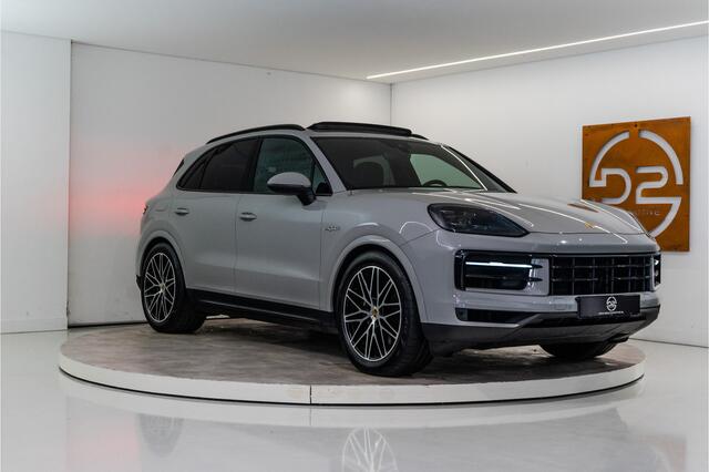 Porsche CAYENNE 3.0 E-Hybrid 470PK | Krijt | Pano | InnoDrive | Sfeer | Bose | Lucht | 12 MND Garantie