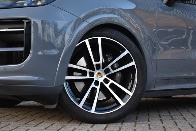 Porsche CAYENNE 3.0 E-Hybrid 470pk SportDesign | Pano | Bijrij. Display | Matrix | ACC | 22'' Wielen | Trekhaak | Achterasbest. | Bose |