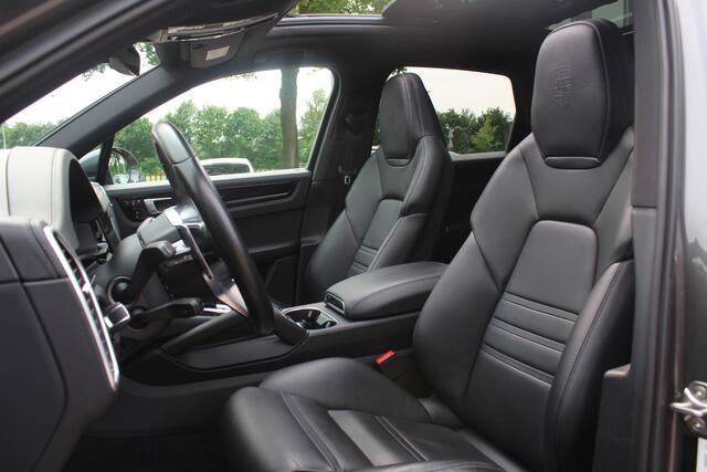 Porsche CAYENNE 3.0 E-Hybrid / SOH 93,5% / Trekhaak / Panoramadak / 360Camera / Head-up / 21'' / Keyless / Bose / Sportchrono / Softclose / Stuurverwarming / Leder / Cruise Control