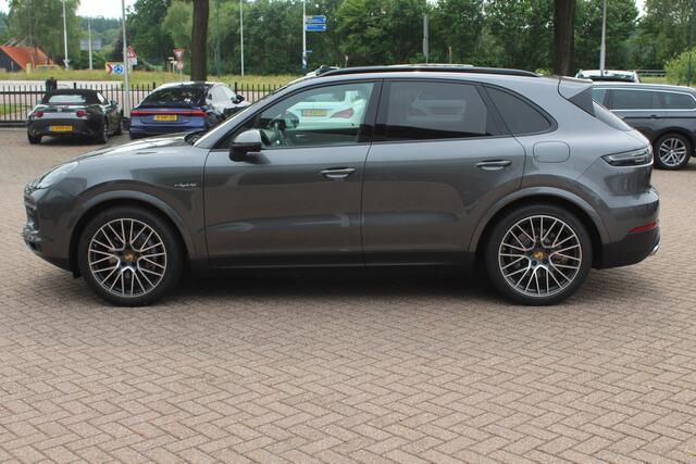 Porsche CAYENNE 3.0 E-Hybrid / SOH 93,5% / Trekhaak / Panoramadak / 360Camera / Head-up / 21'' / Keyless / Bose / Sportchrono / Softclose / Stuurverwarming / Leder / Cruise Control
