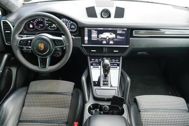 Porsche CAYENNE Coupé 3.0 E-Hybrid 462PK Krijtgrijs SportDesign Luchtvering Lightweight Package Carbon Dak 4-wielsturing NLauto